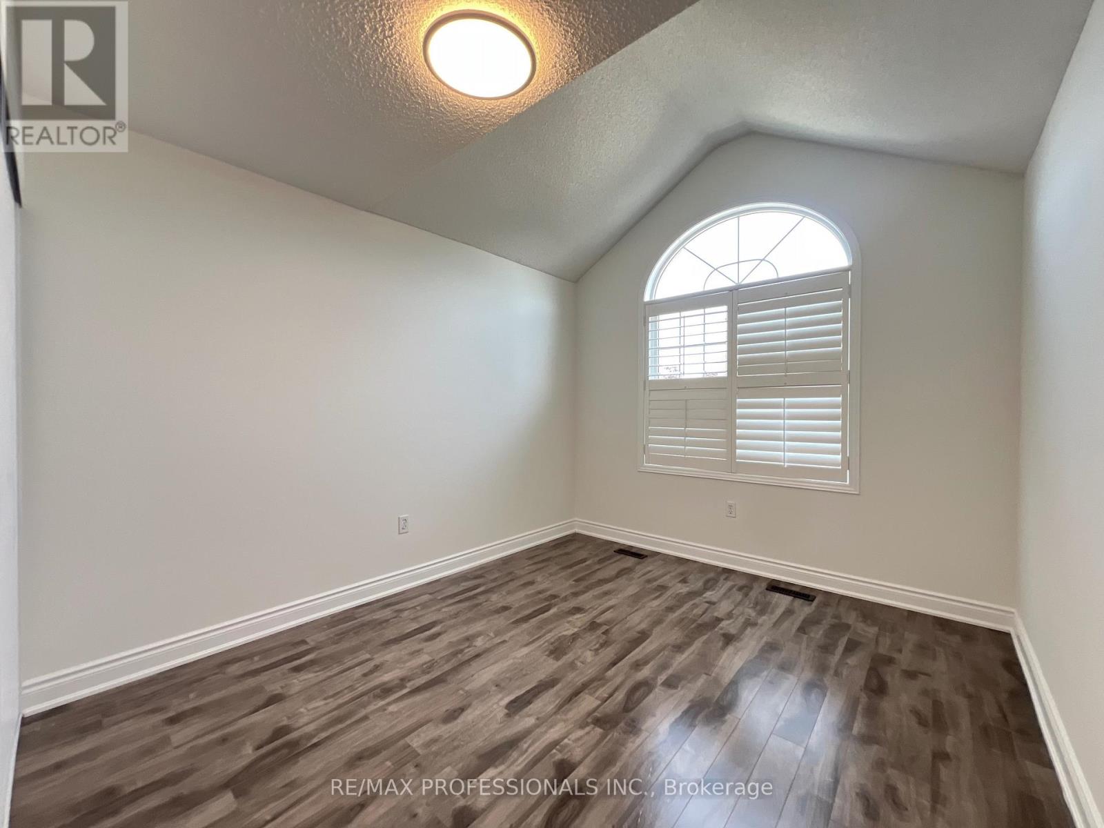 3895 HENRIETTA WAY - 34