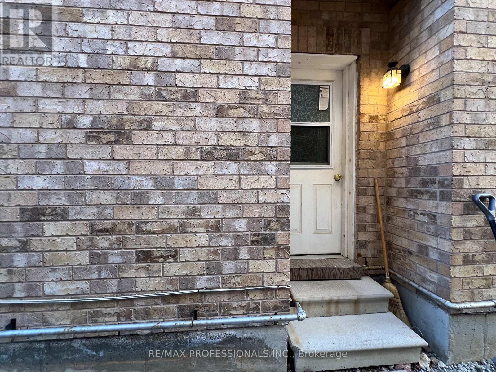 3895 HENRIETTA WAY - 39