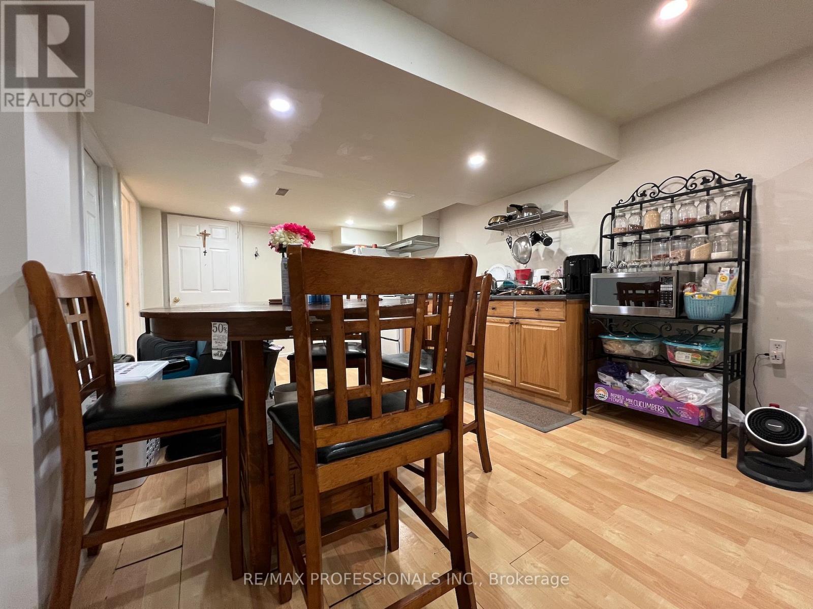 3895 HENRIETTA WAY - 43