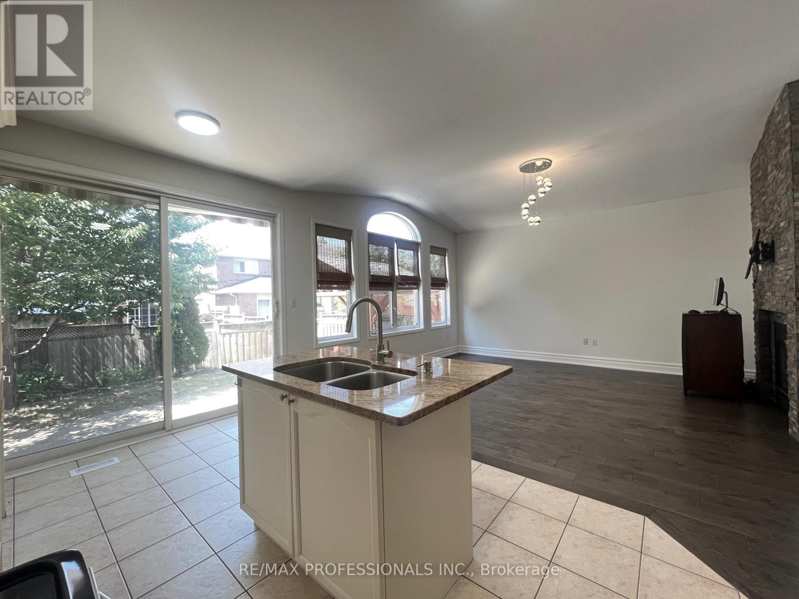 3895 HENRIETTA WAY - 8