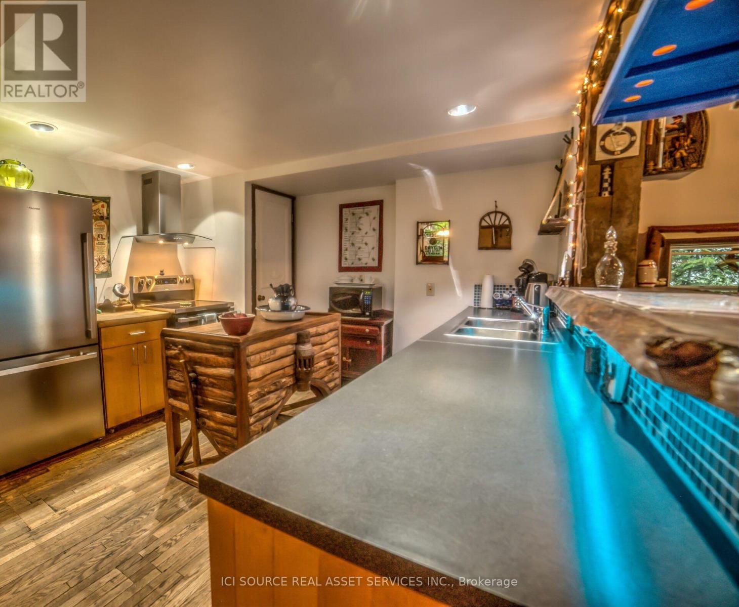 #UNIT 5 1218 MILFORD BAY ROAD - 33