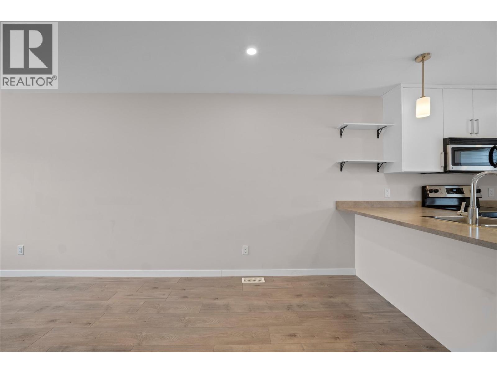 #6 2081 11 Avenue NE - 11