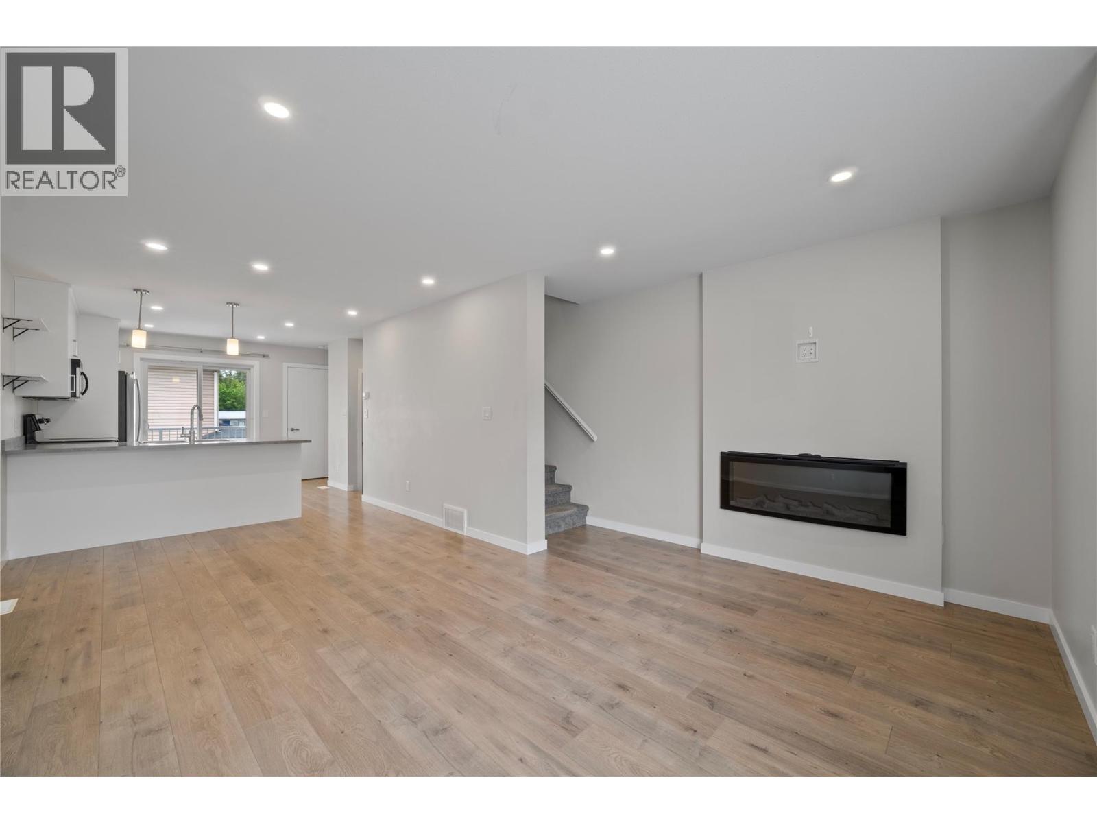 #6 2081 11 Avenue NE - 12