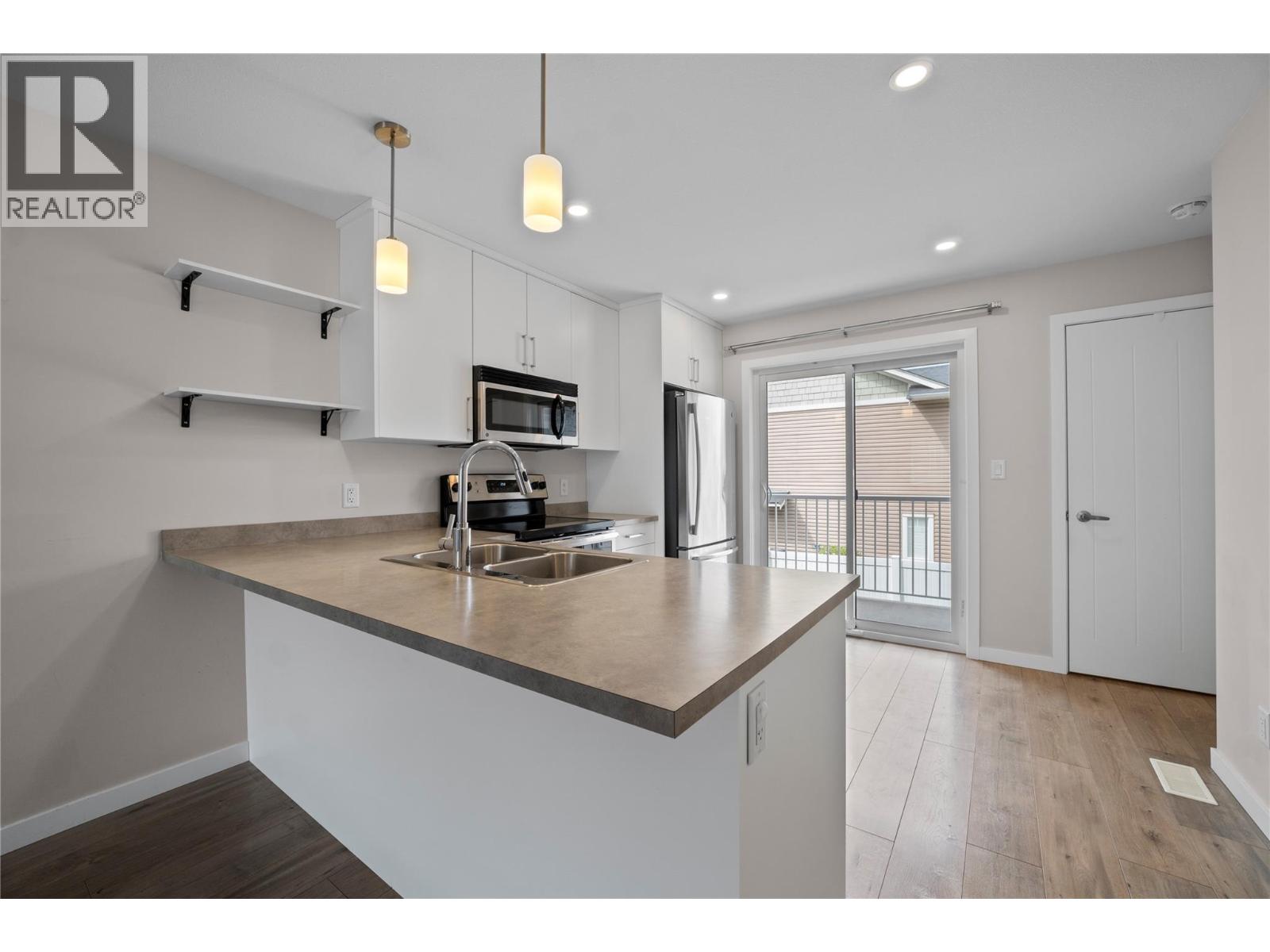 #6 2081 11 Avenue NE - 2