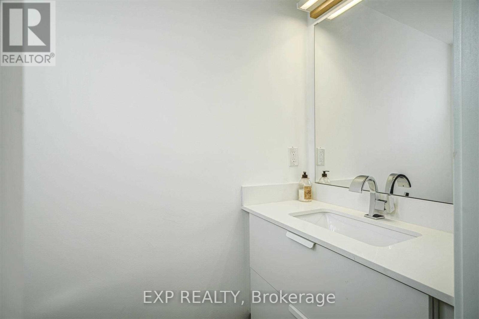 452 MONTROSE AVENUE - Image 32