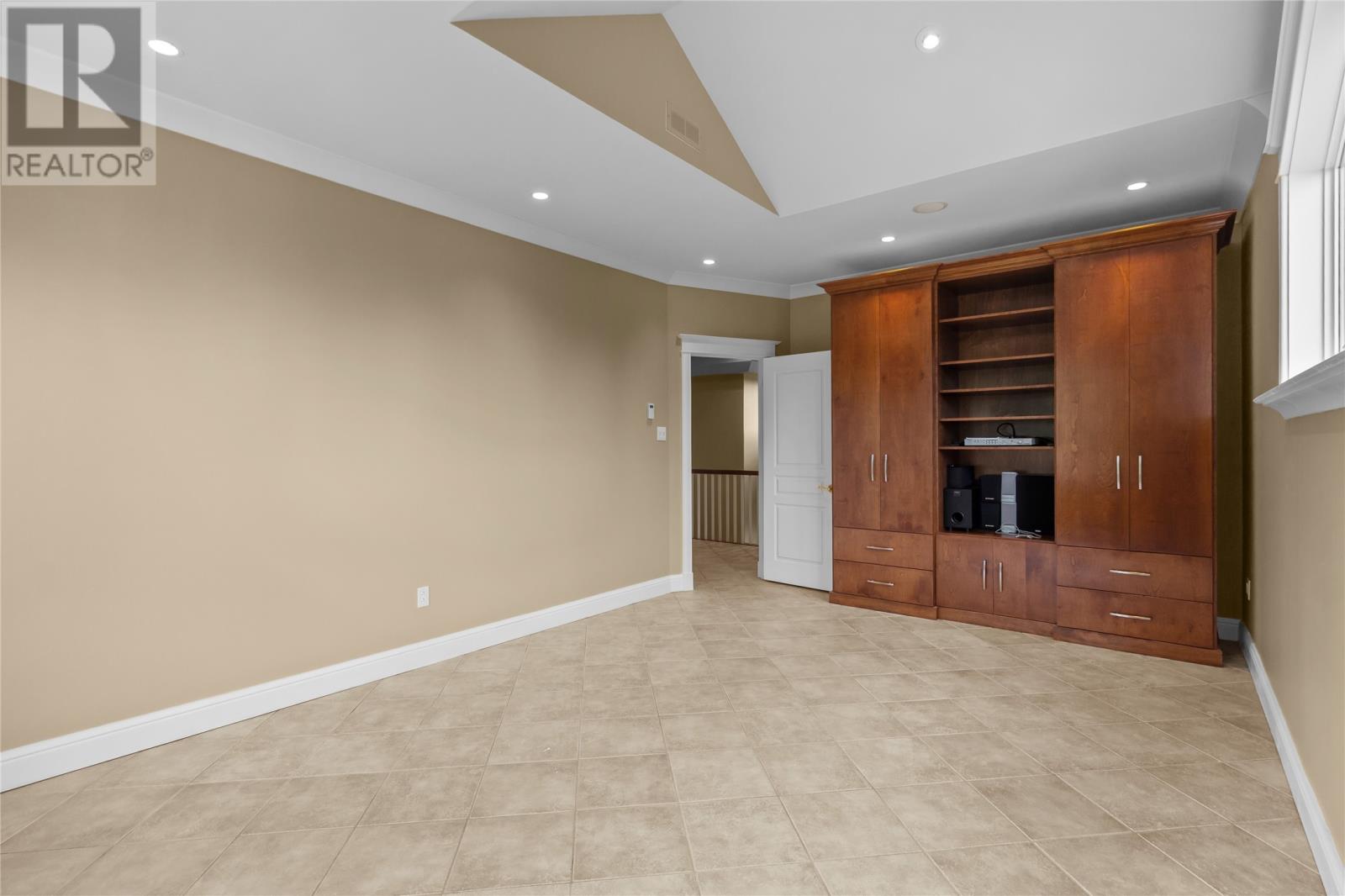 8 Cayman Drive - Image 29