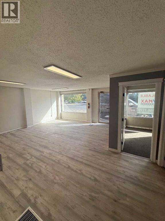 5912 54 Avenue, Red Deer — photo 3