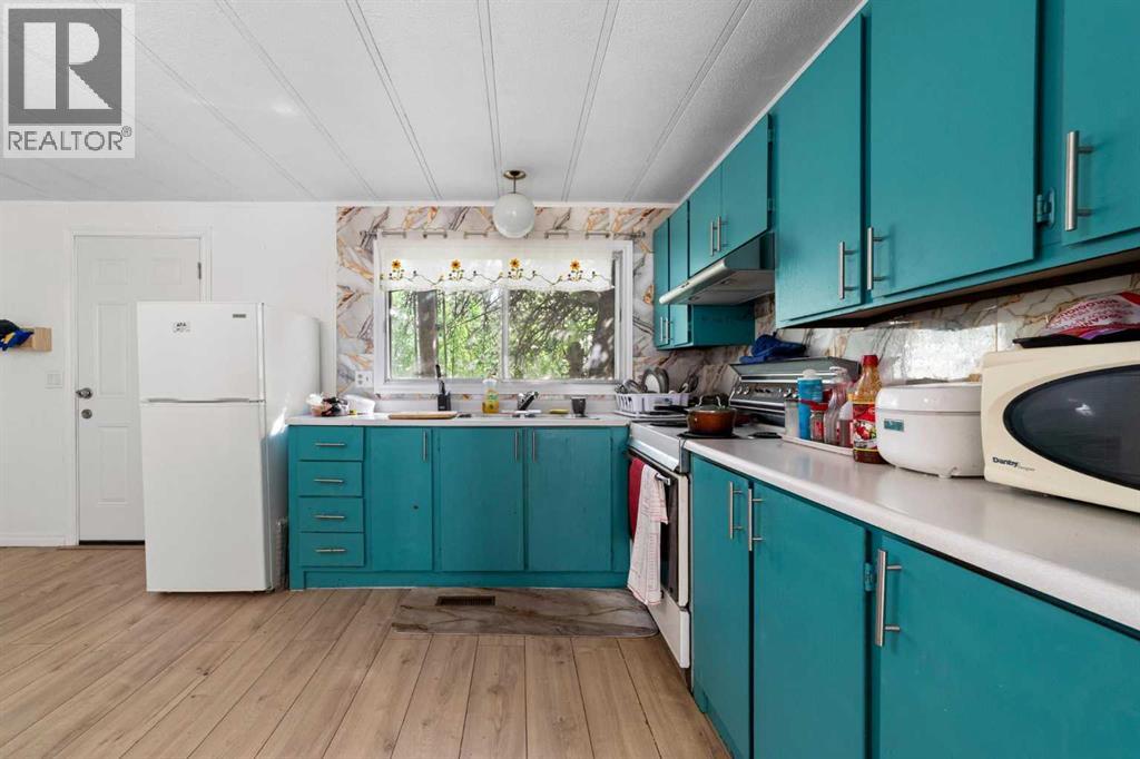 4911 54 Avenue - 8