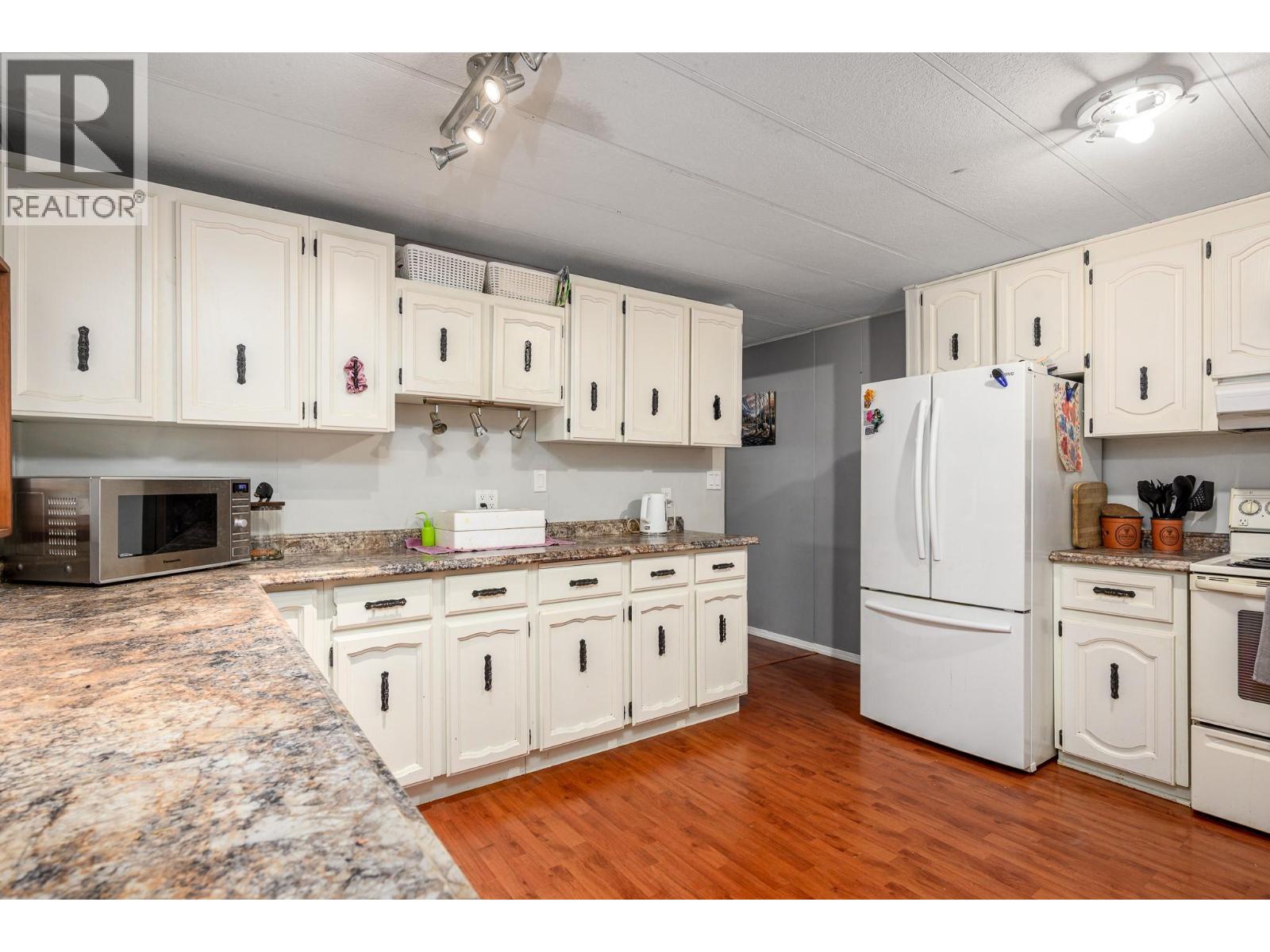 487 Mabel Lake Road - 48