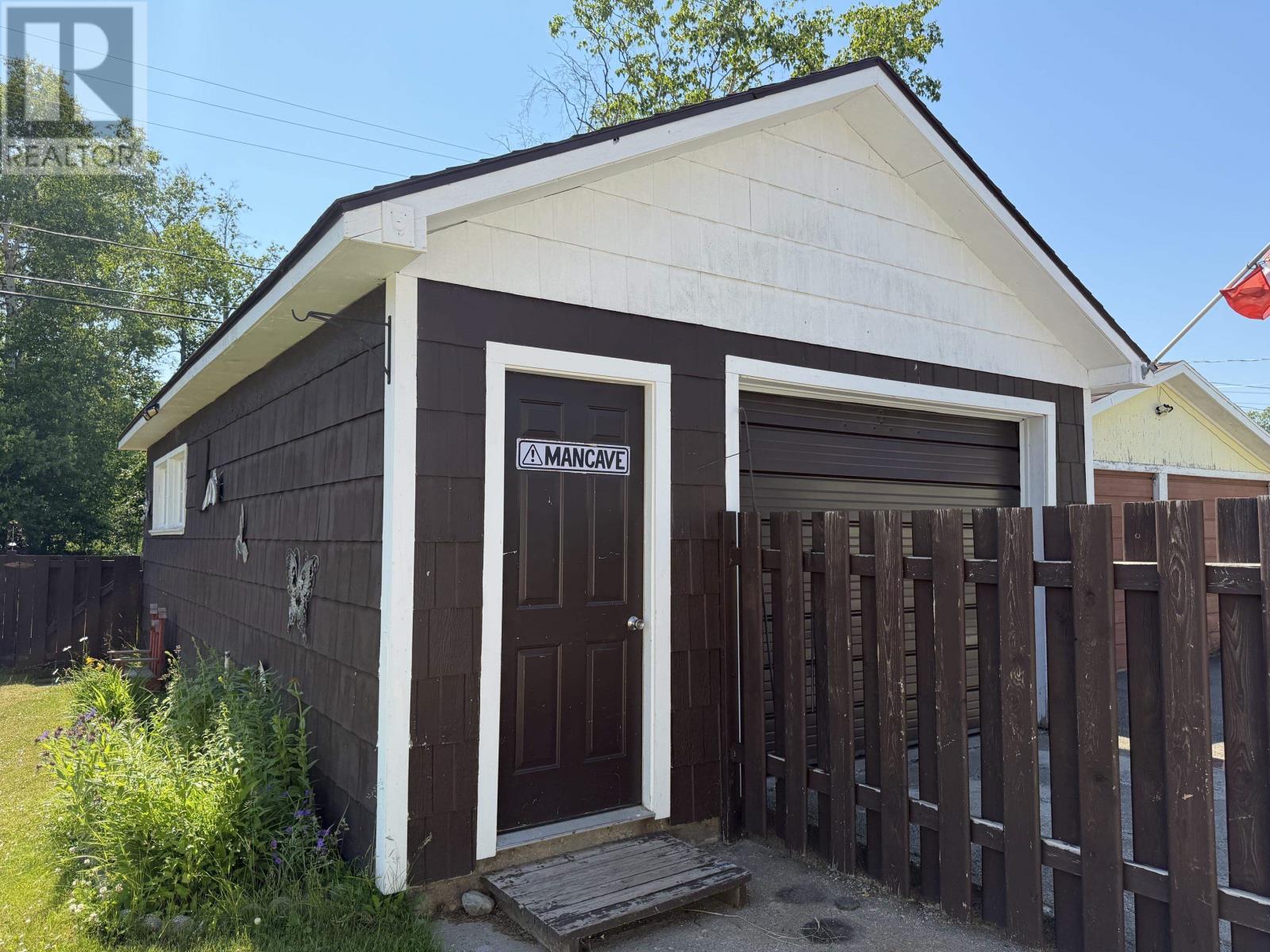 4 Elizabeth AVE - 26