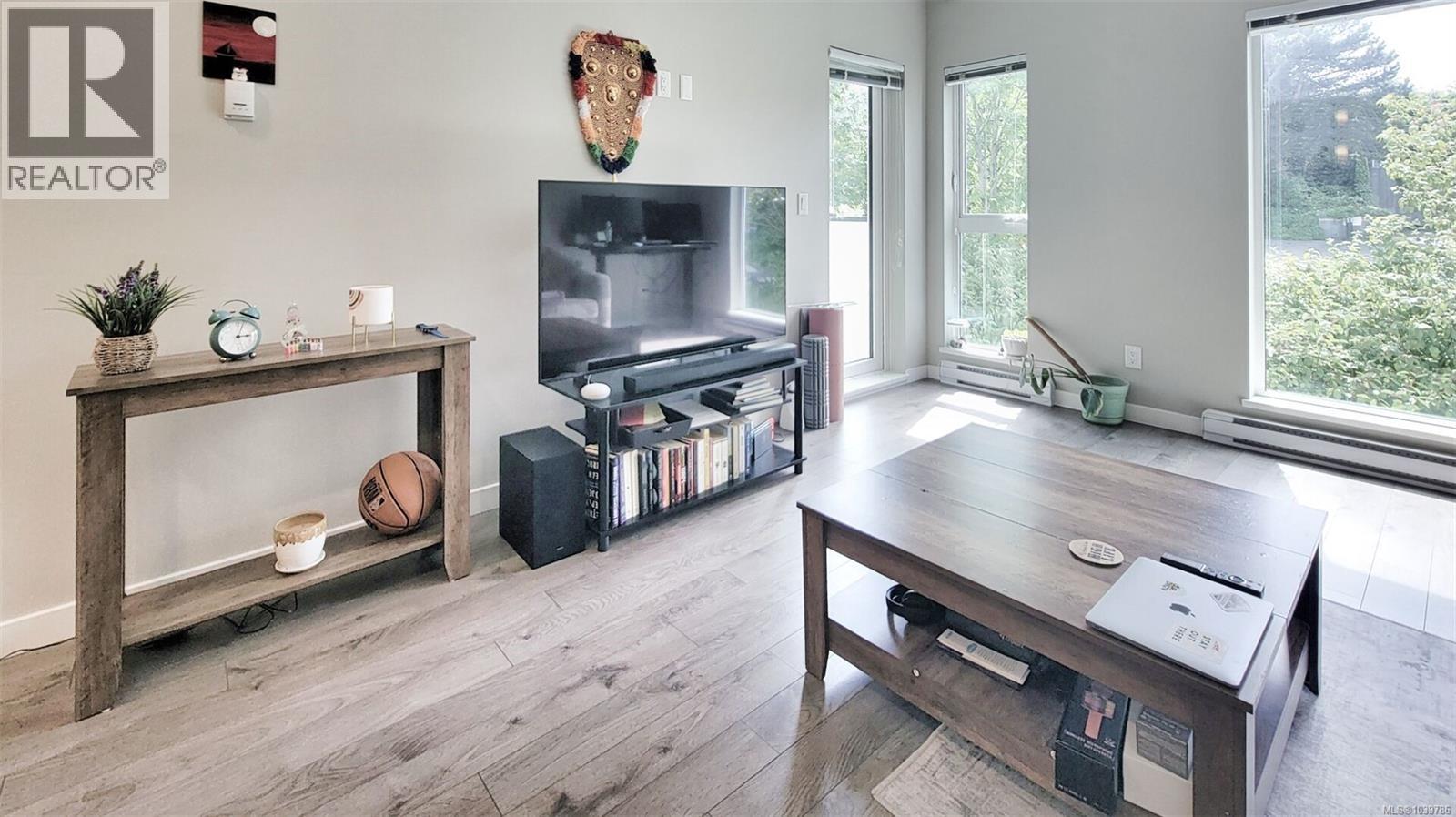 #304 767 Tyee Rd - 1