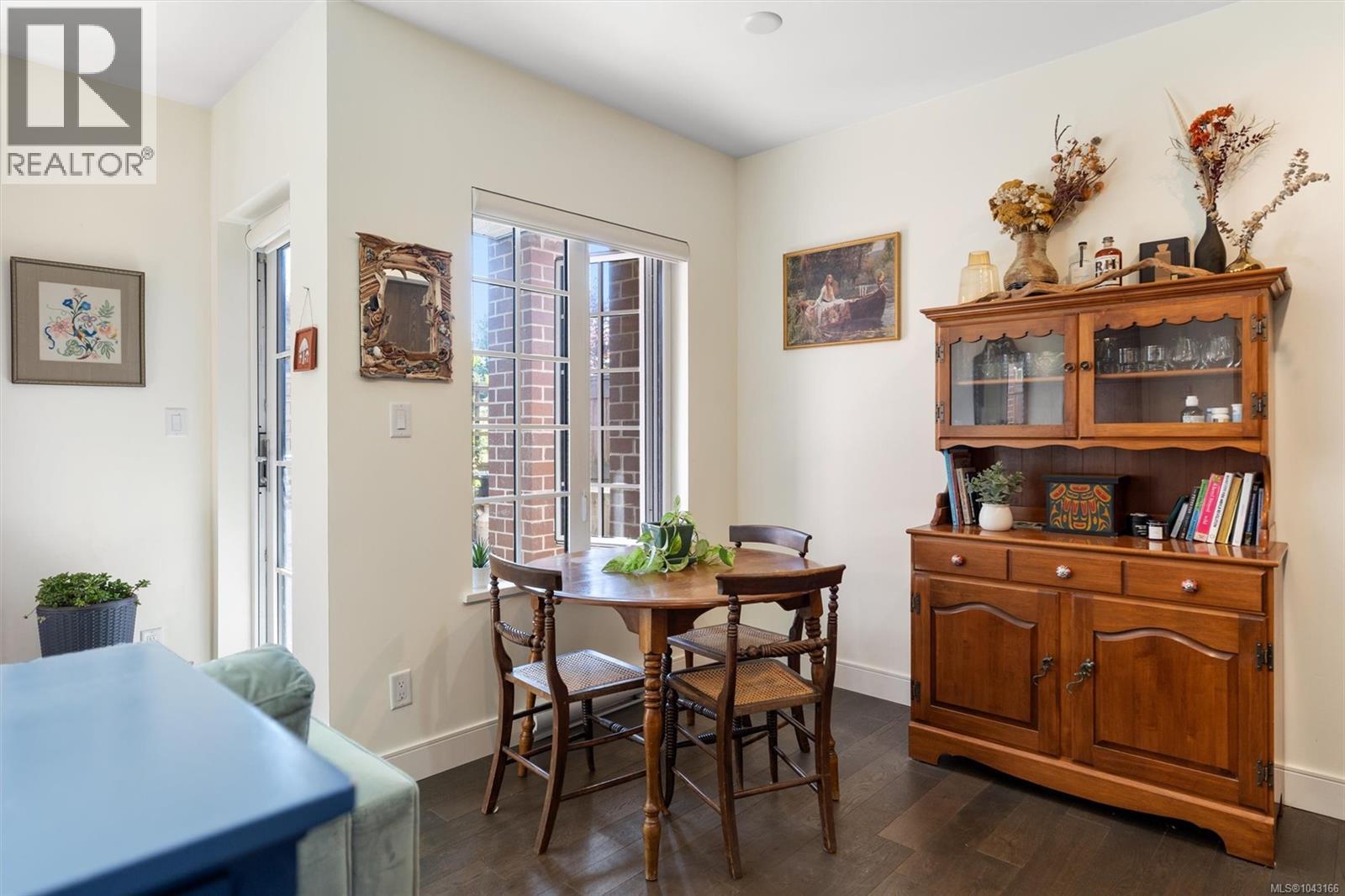 #105 1011 Burdett Ave - 6