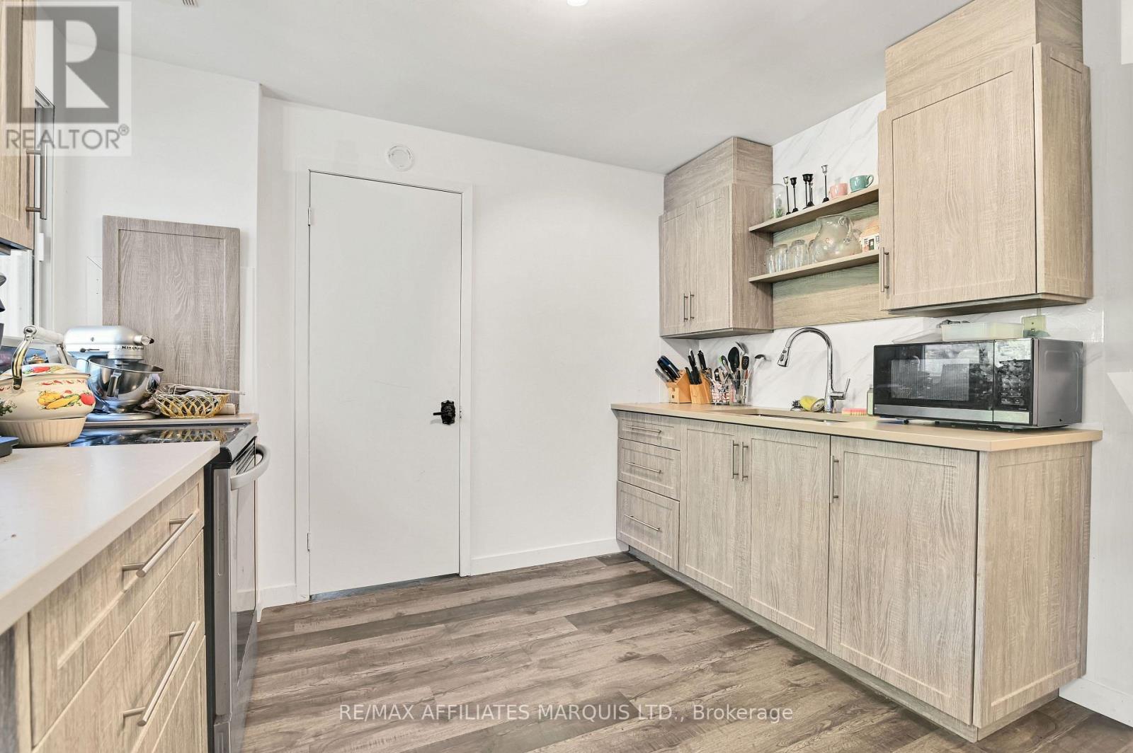 1603 PETER STREET - 22