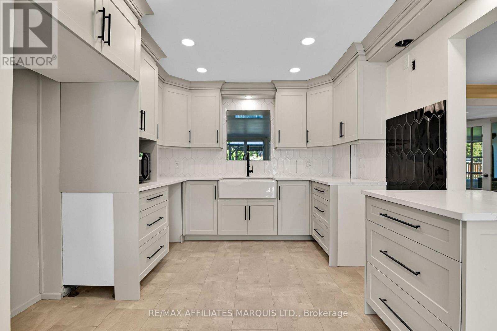 1603 PETER STREET - 7
