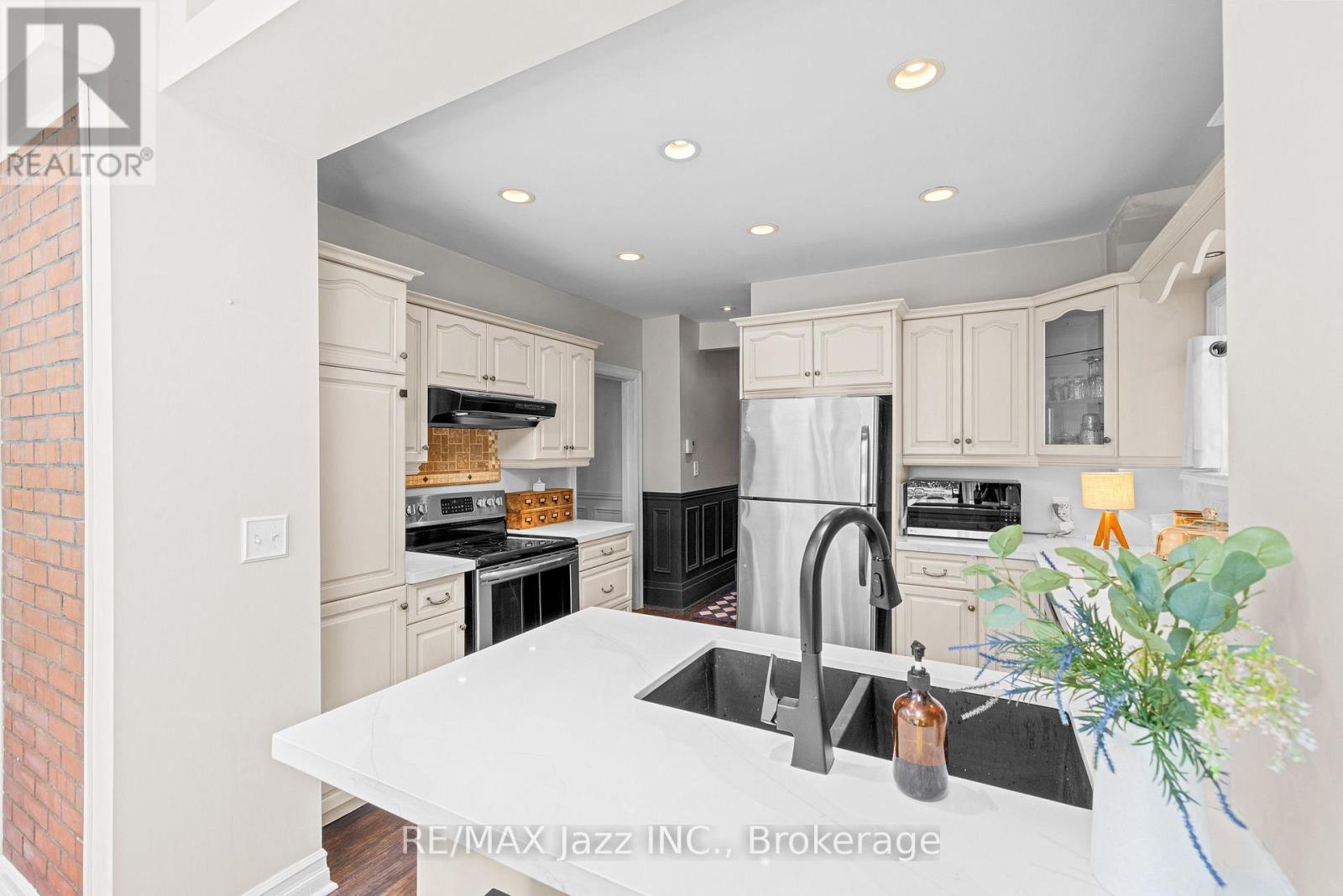 477 MASSON STREET - Image 20