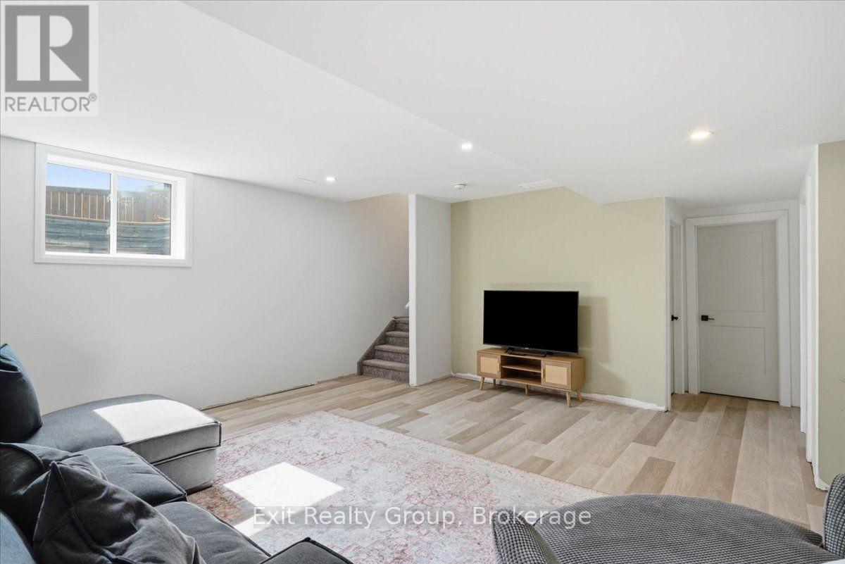 48 HUMMINGBIRD DRIVE - 36