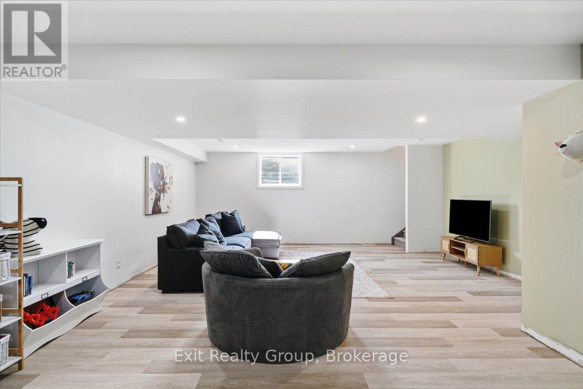48 HUMMINGBIRD DRIVE - 39
