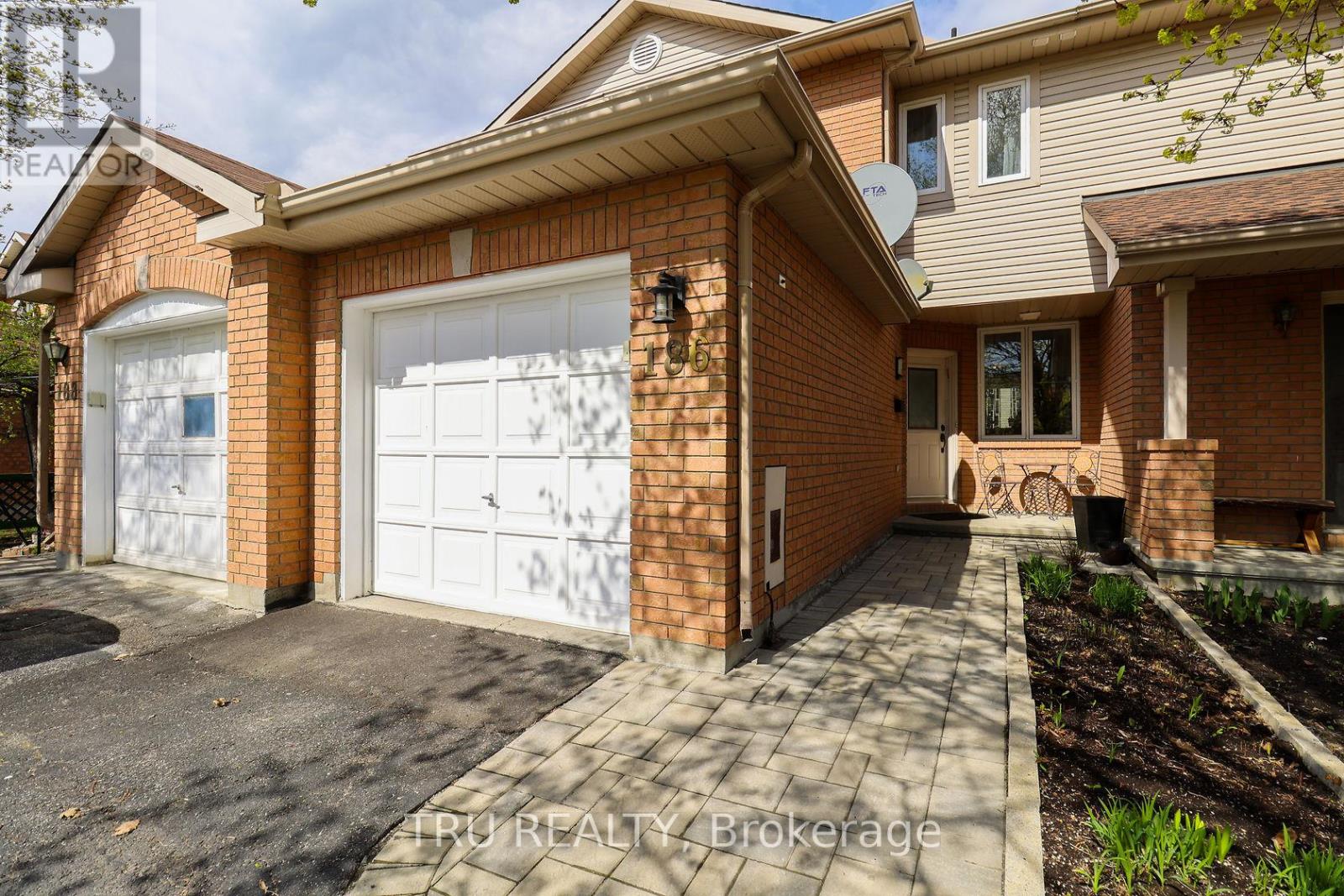 186 DAVENTRY CRESCENT - 3