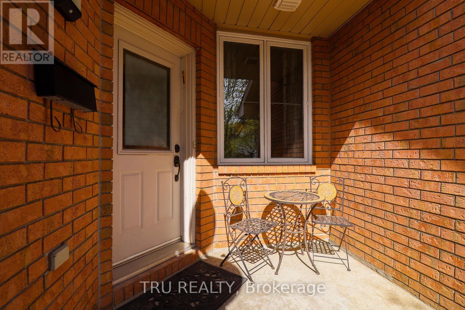 186 DAVENTRY CRESCENT - 4