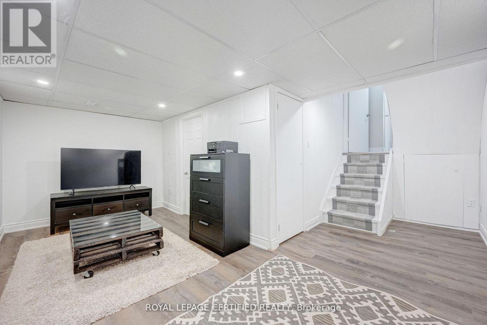 #91 371 BRONTE STREET S - 27