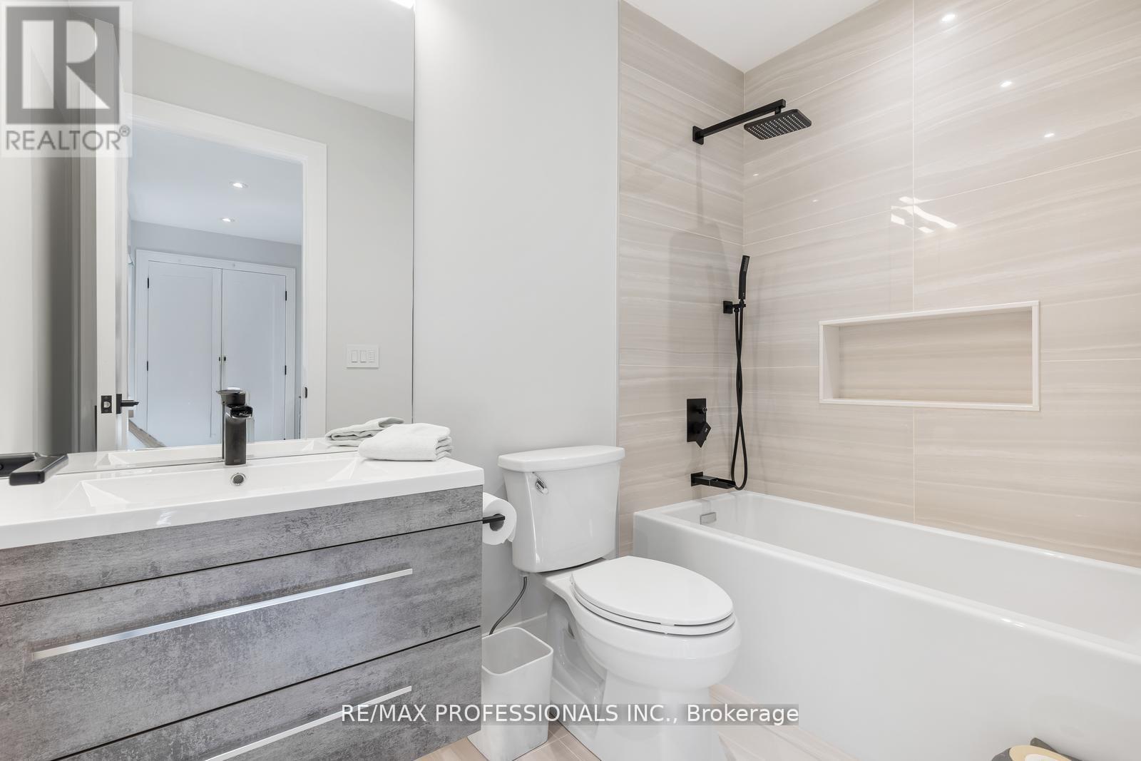 216 ALDERCREST ROAD - 33