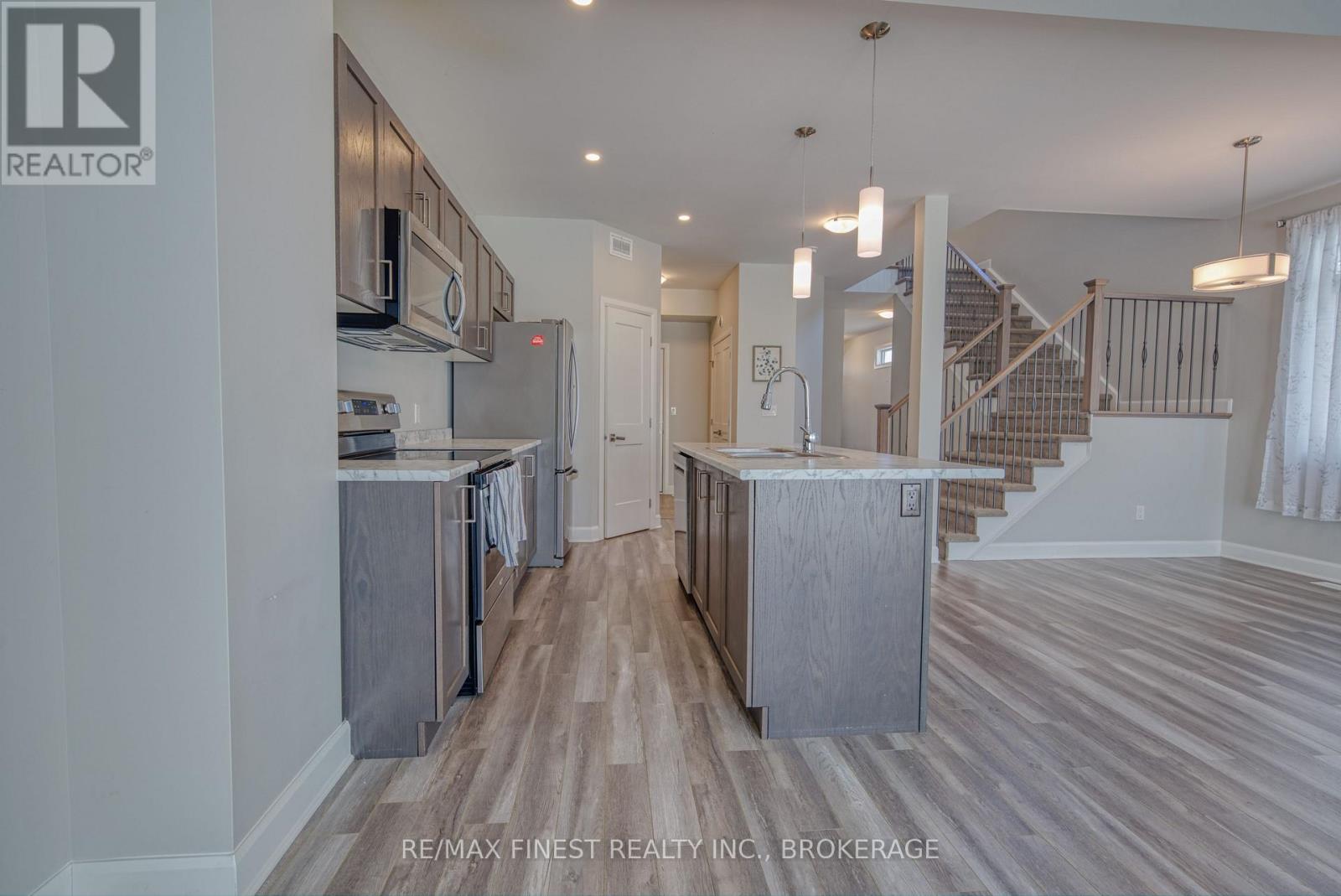 1372 ANDERSEN DRIVE - 9