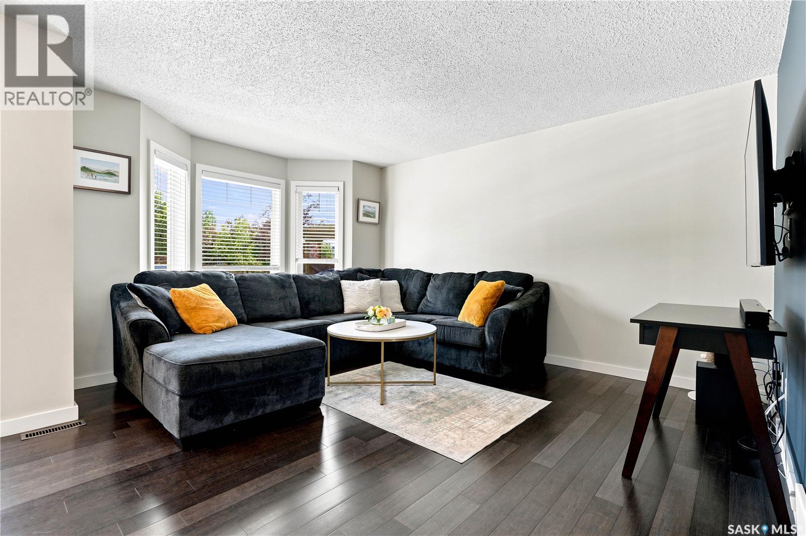 #163 135 Ashworth CRESCENT - 4