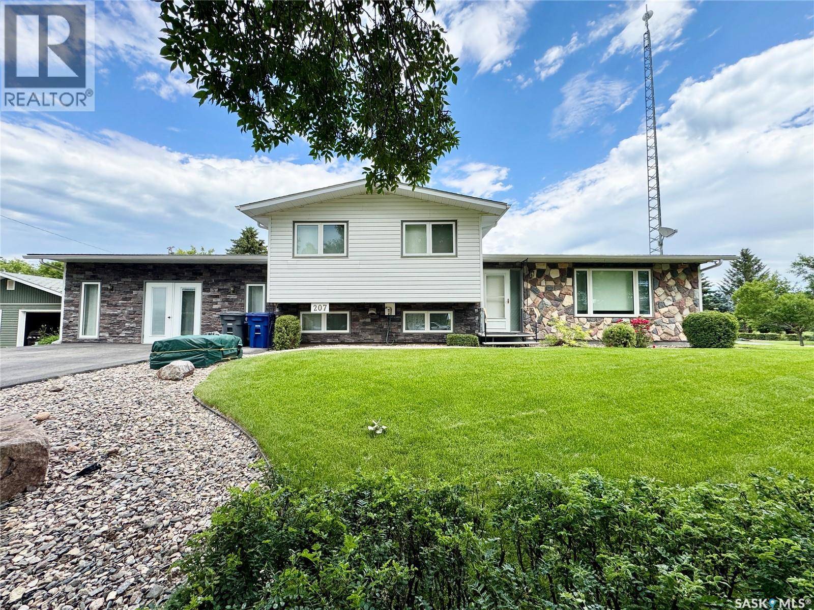 207 3rd AVENUE E - 1
