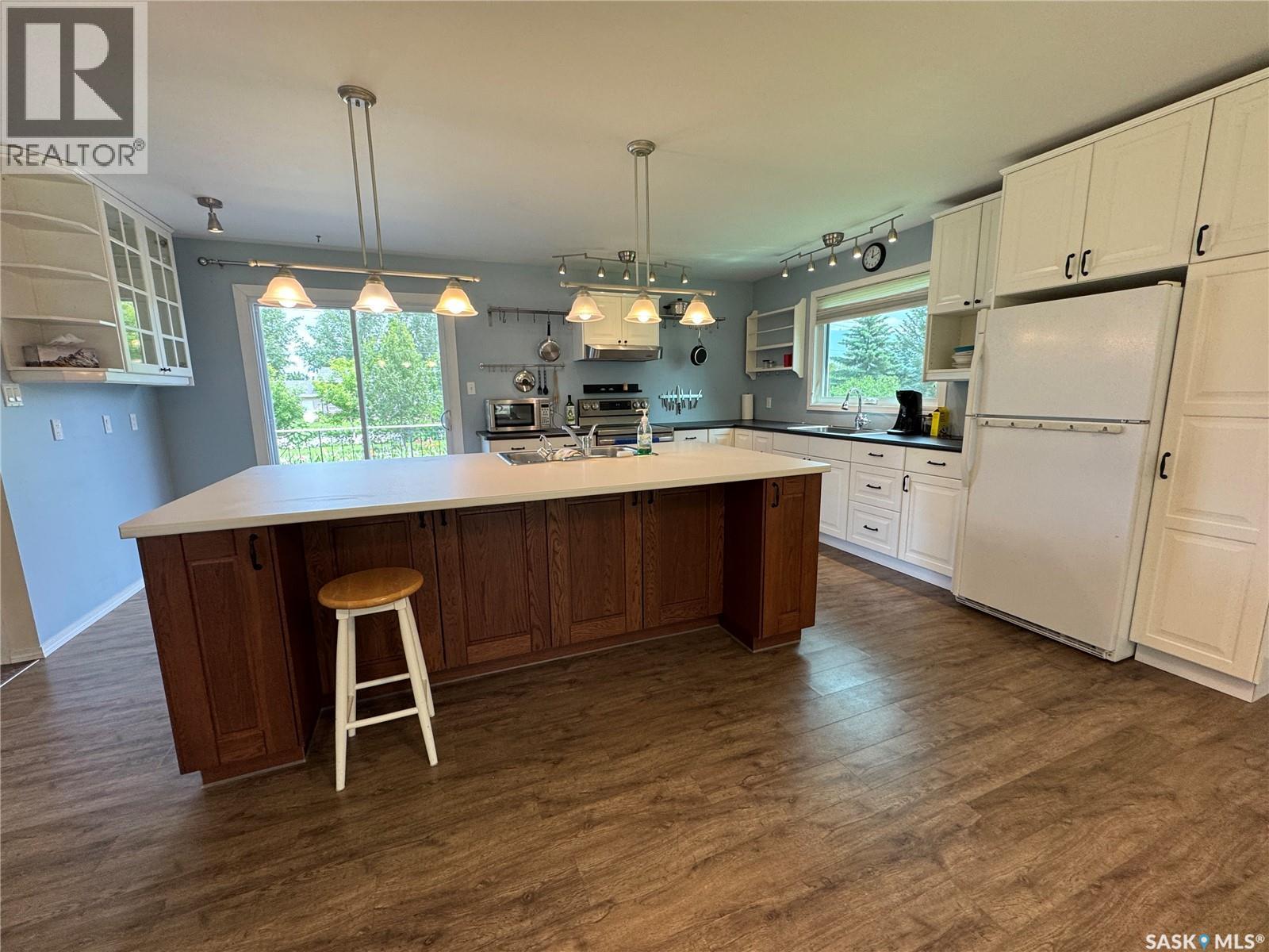 207 3rd AVENUE E - 2