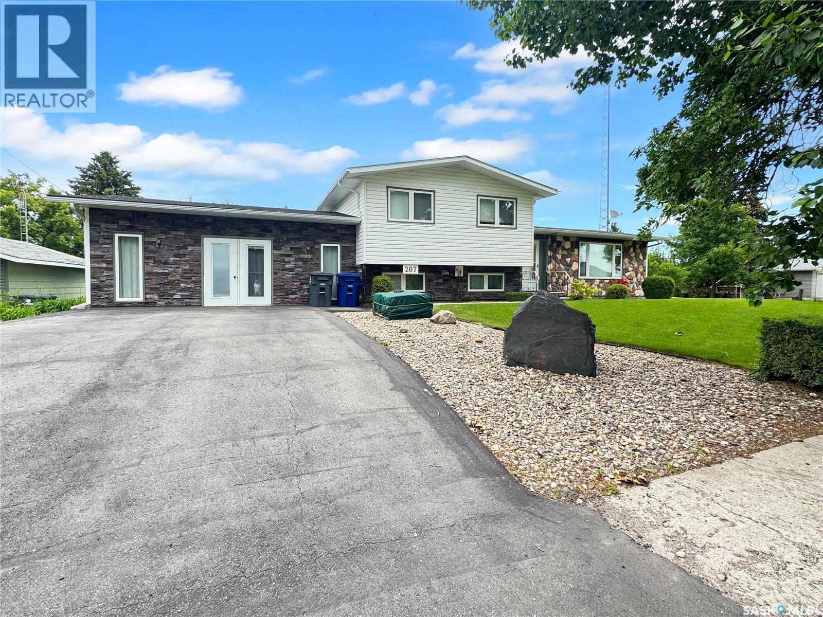 207 3rd AVENUE E - 23