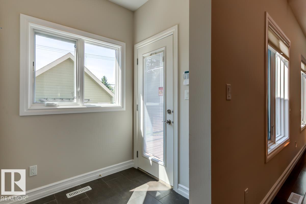 8935 84 AV NW - 19