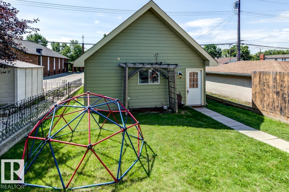 8935 84 AV NW - 54