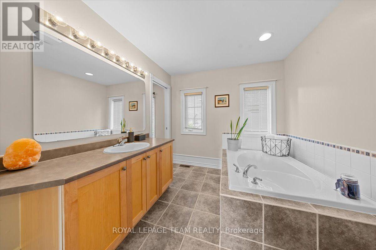40 SADDLESMITH CIRCLE, Ottawa. Luxury613. By Peter Sagos - Image 26