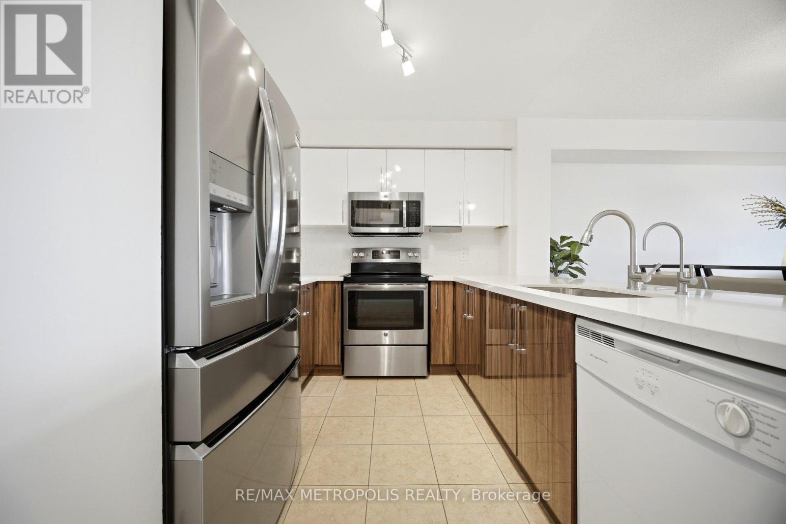 #17 3975 EGLINTON AVENUE W - 16
