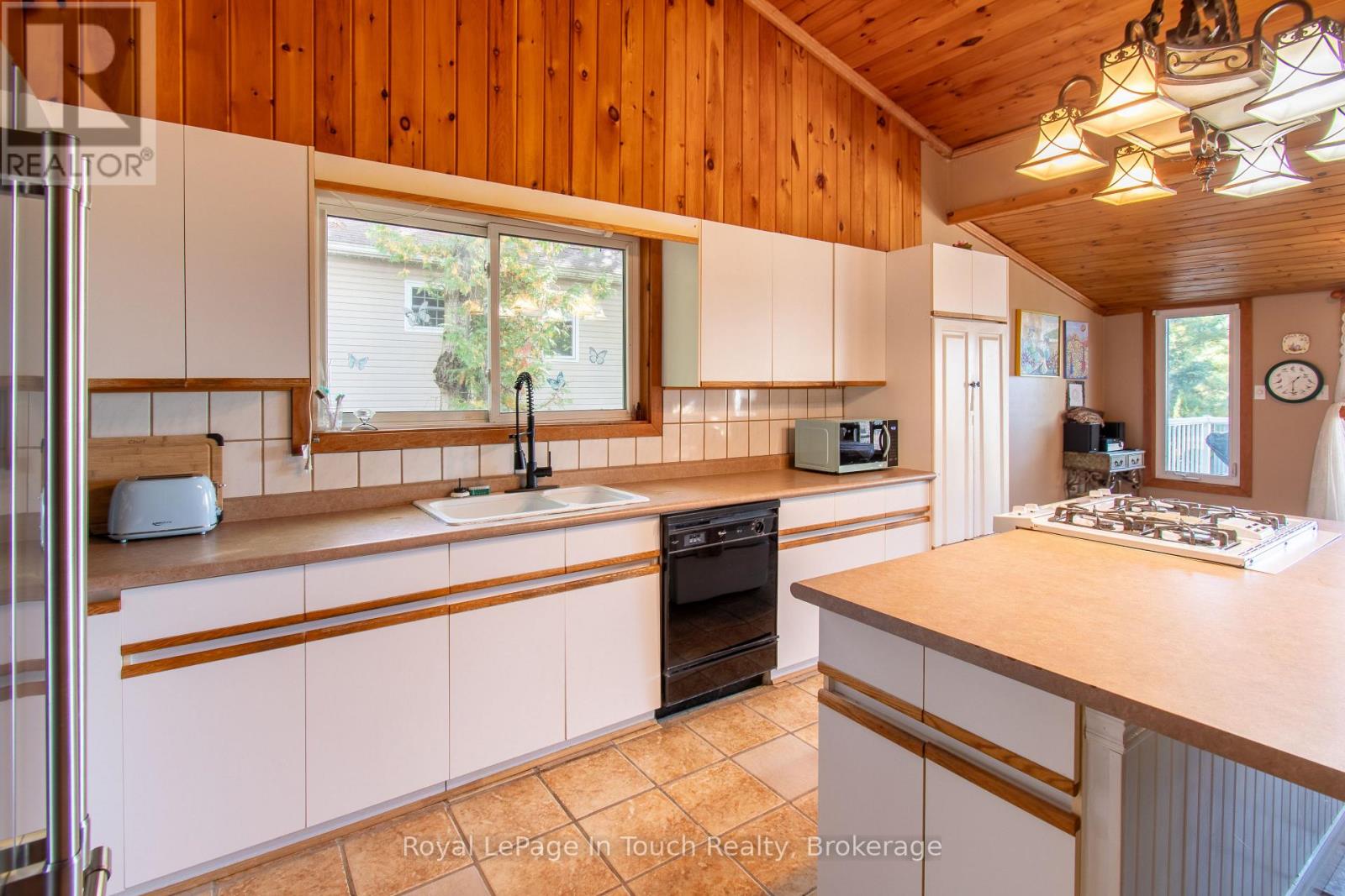 64 WAHNEKEWENING DRIVE - 19