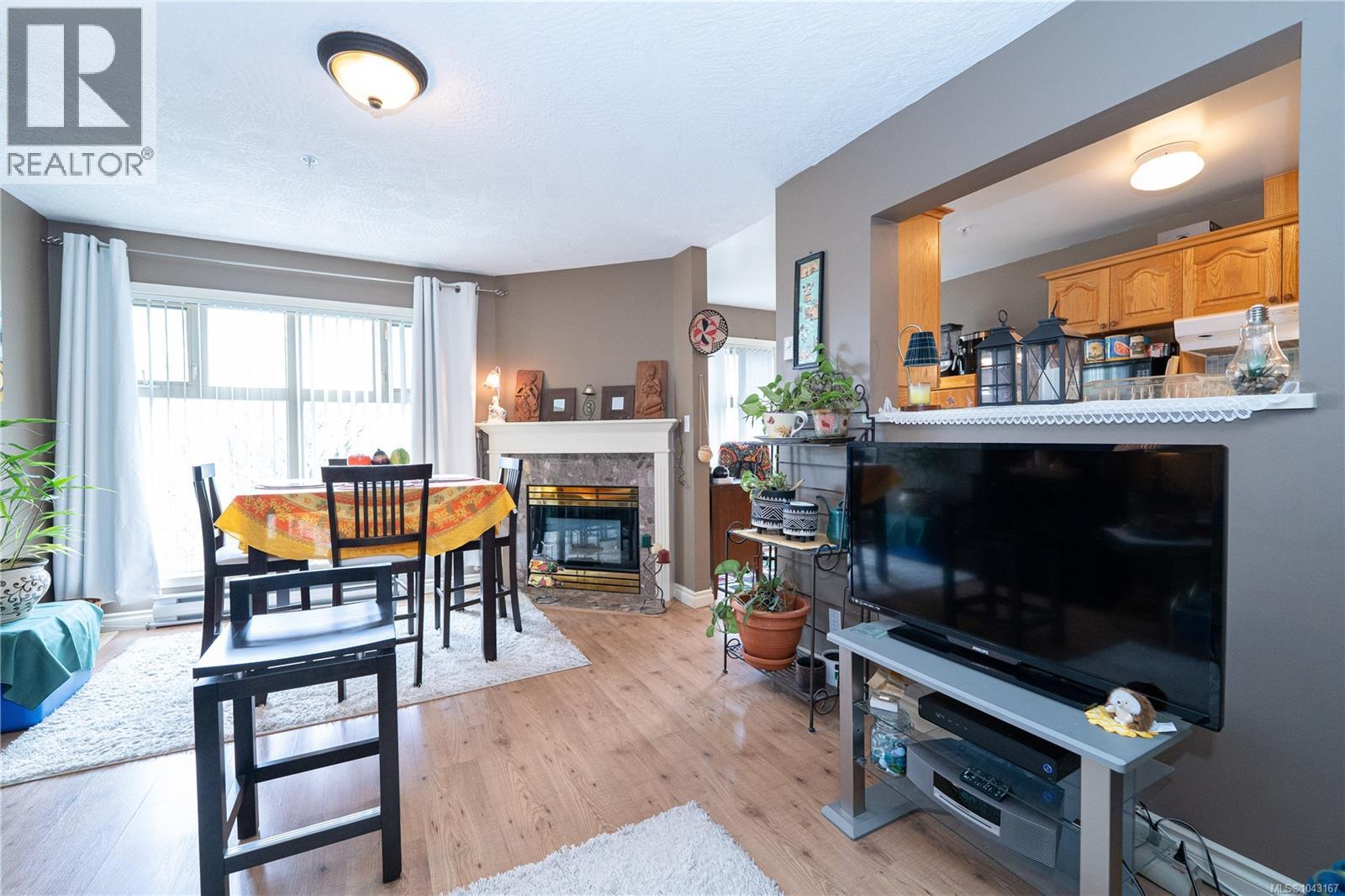 #307 2527 Quadra St - 3