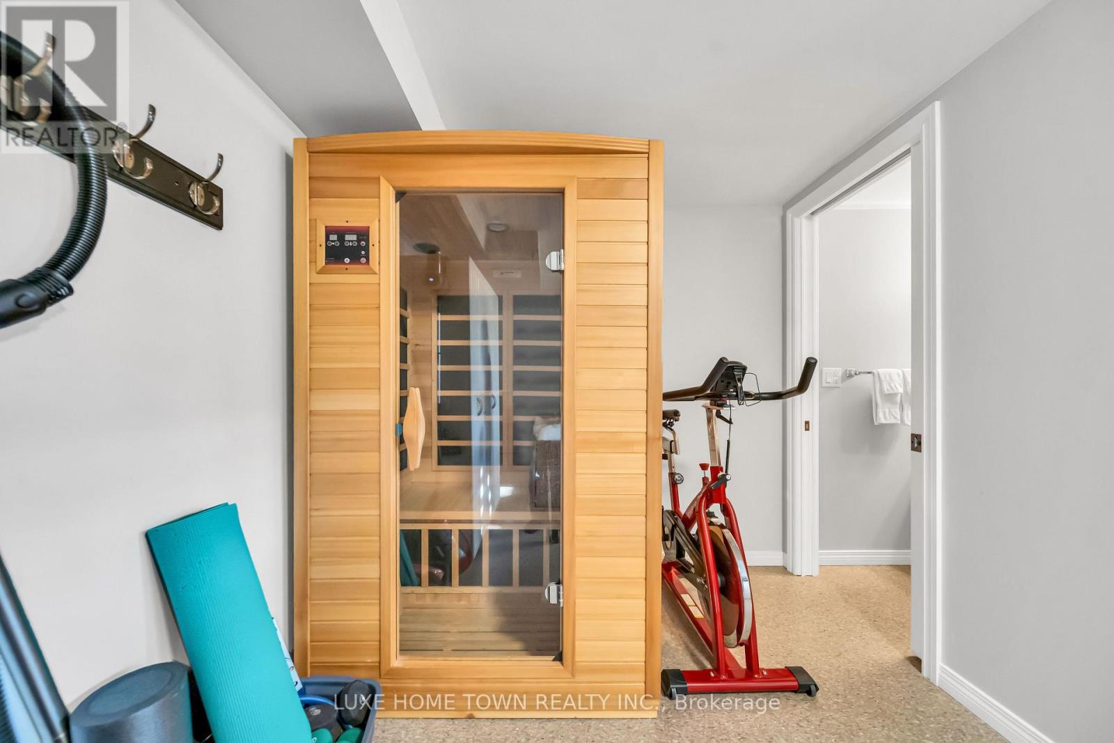 12 MCNAB DRIVE - 32