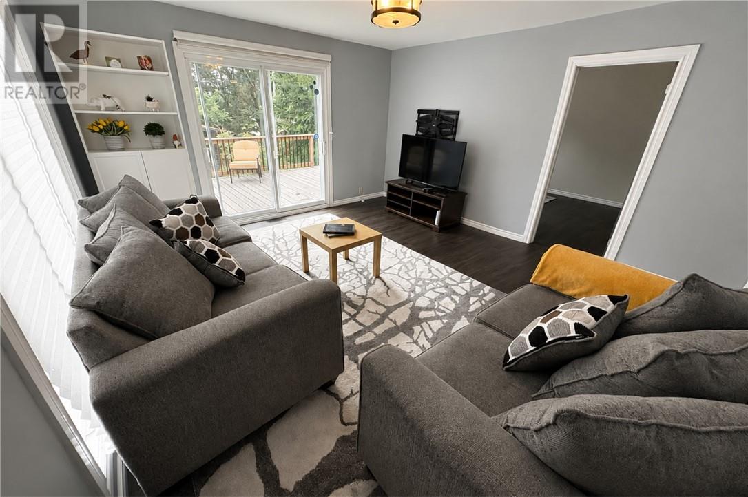 861 Lonsdale Avenue - Image 12