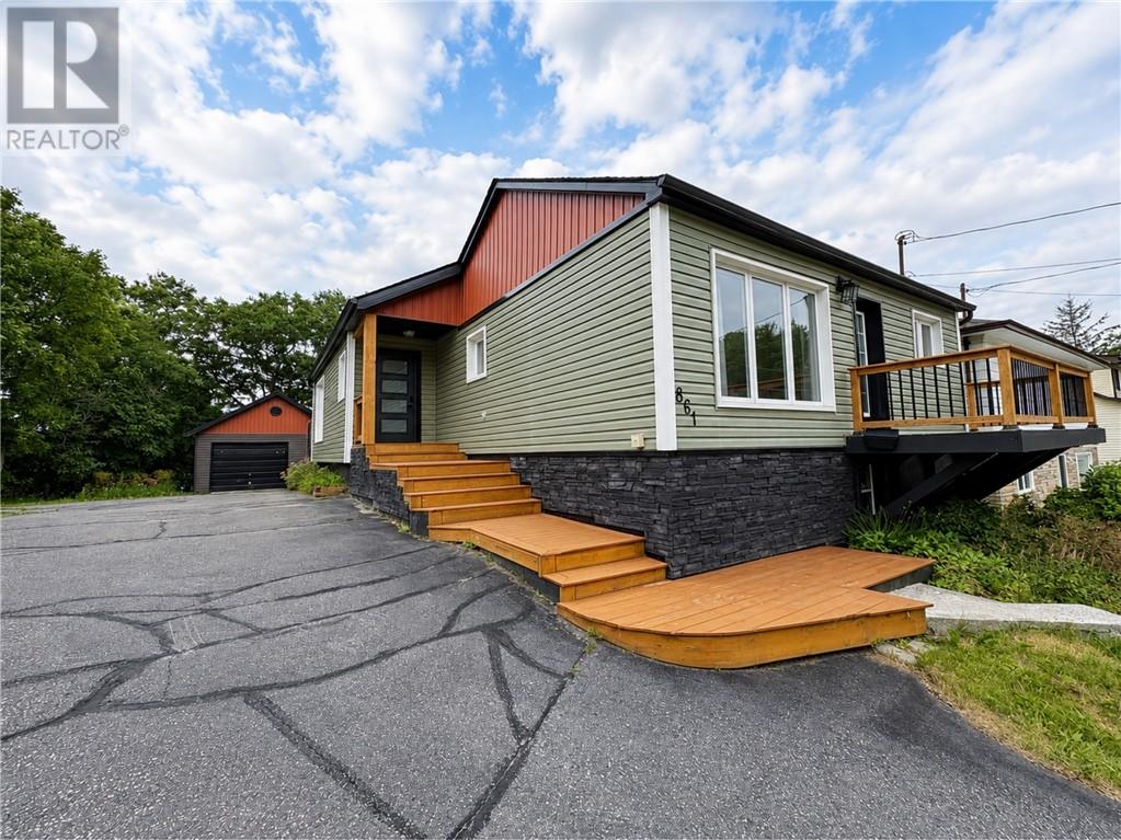 861 Lonsdale Avenue - 25