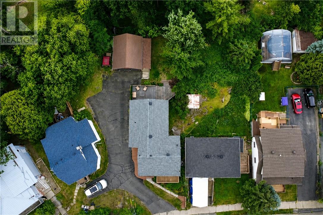 861 Lonsdale Avenue - Image 28