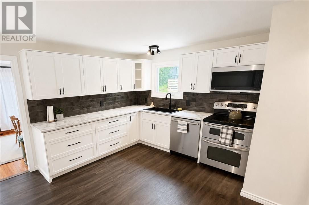 861 Lonsdale Avenue - 5