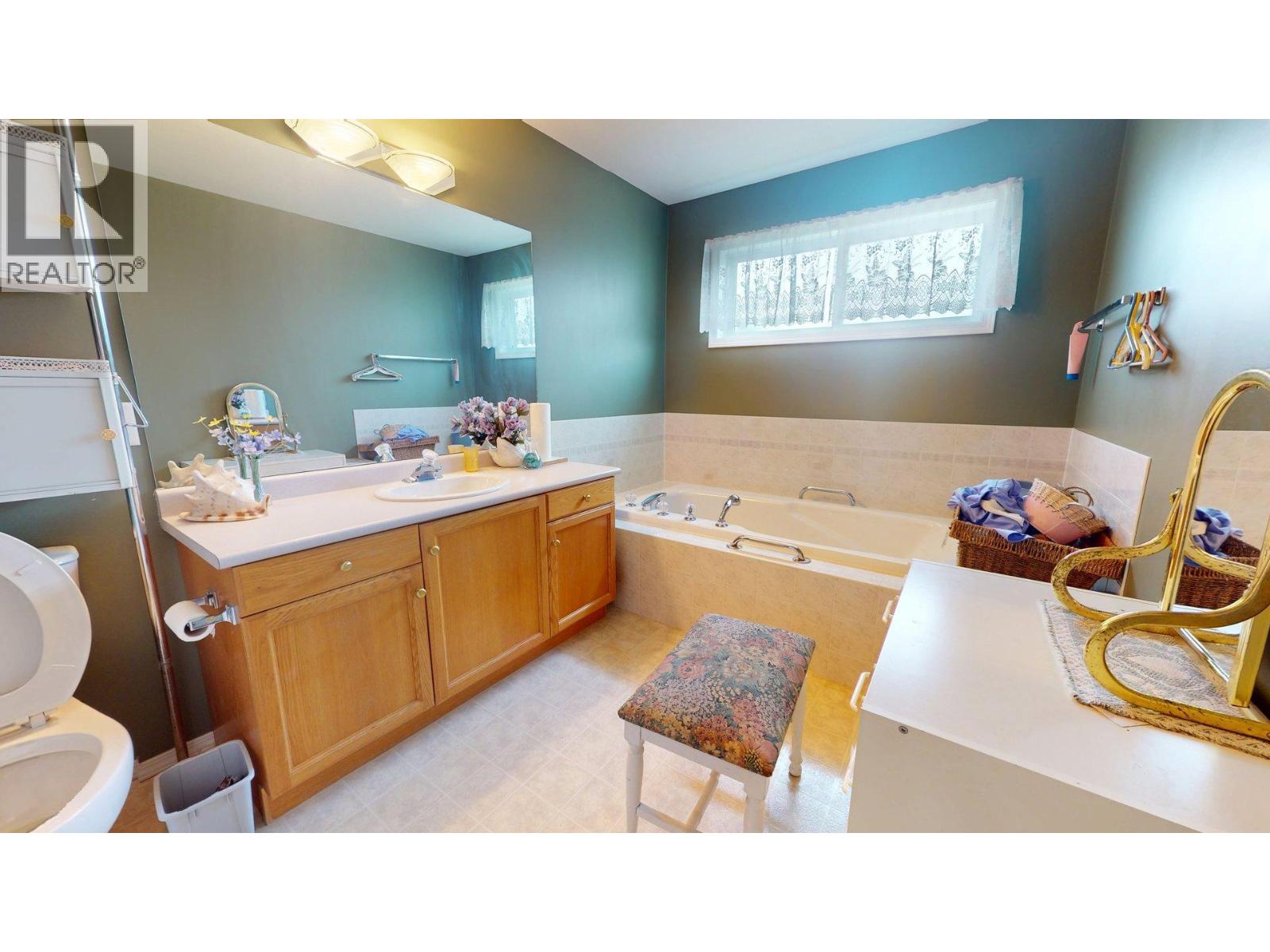 527 Ballou Place, Kelowna