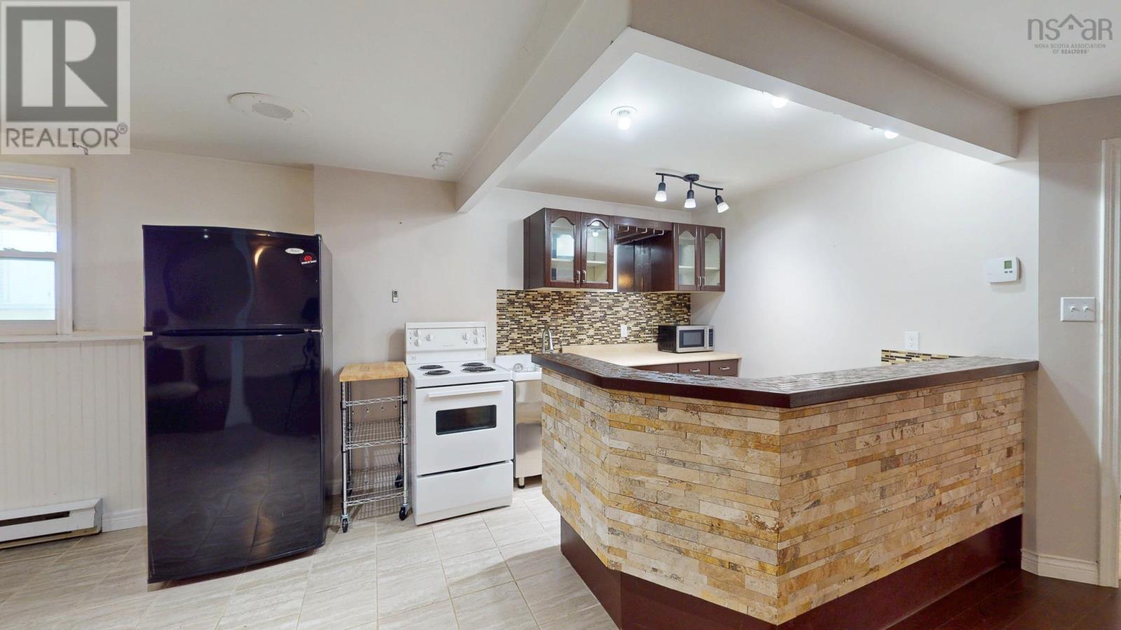 1045 Club Crescent - 34