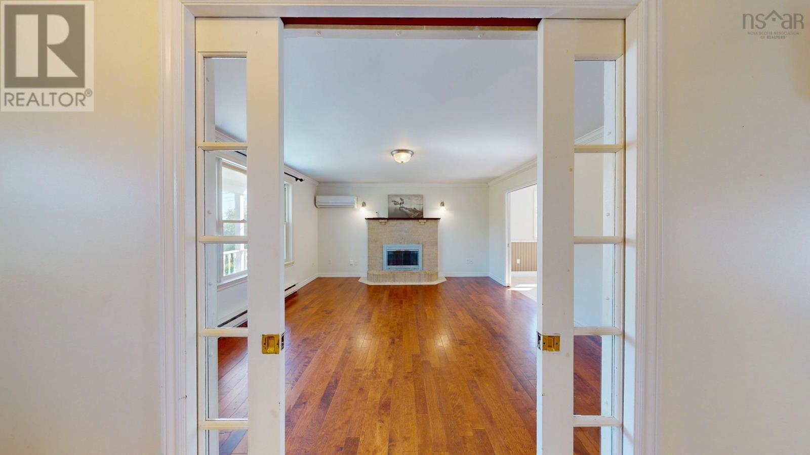 1045 Club Crescent - 23
