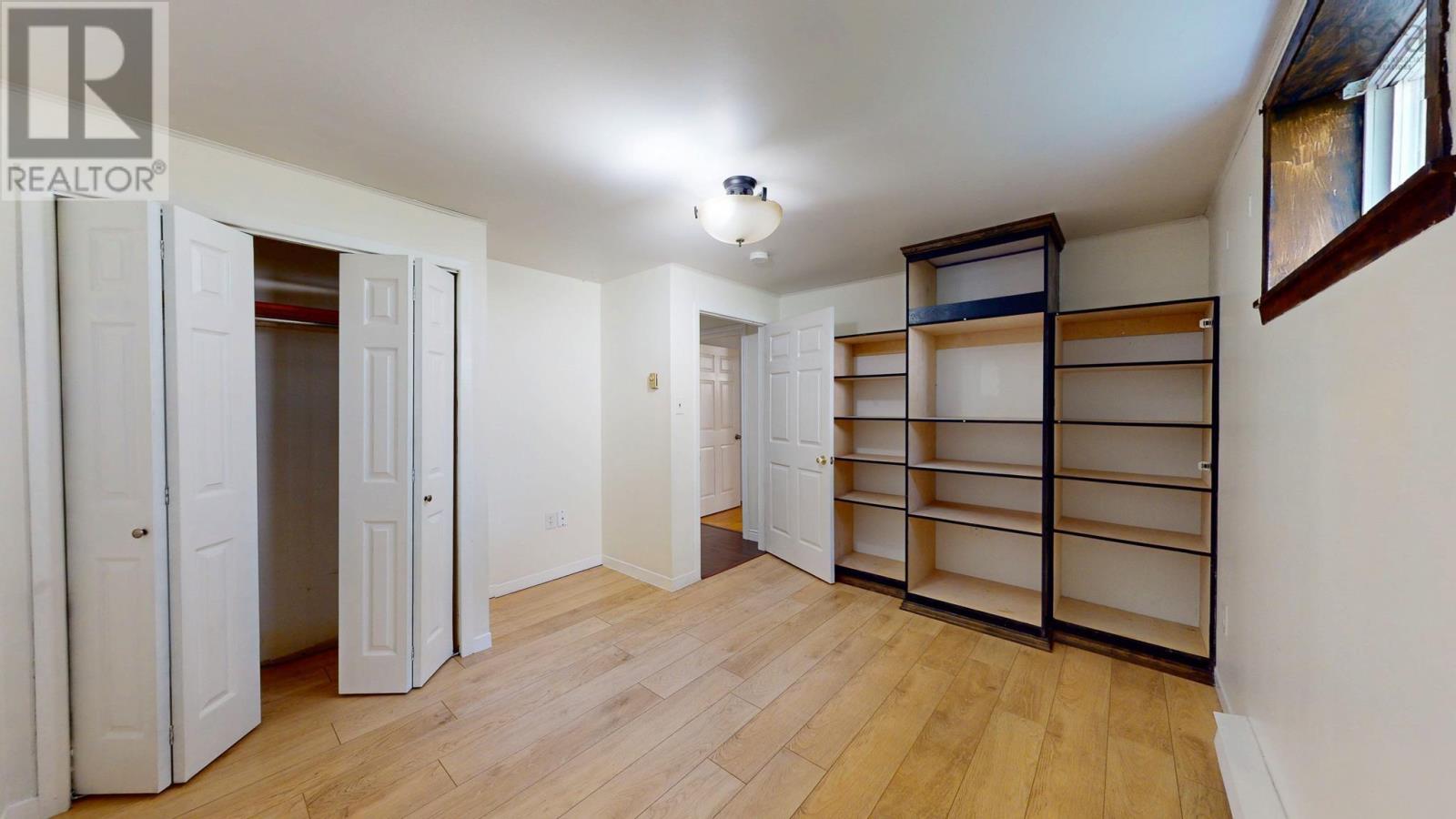 1045 Club Crescent - 43
