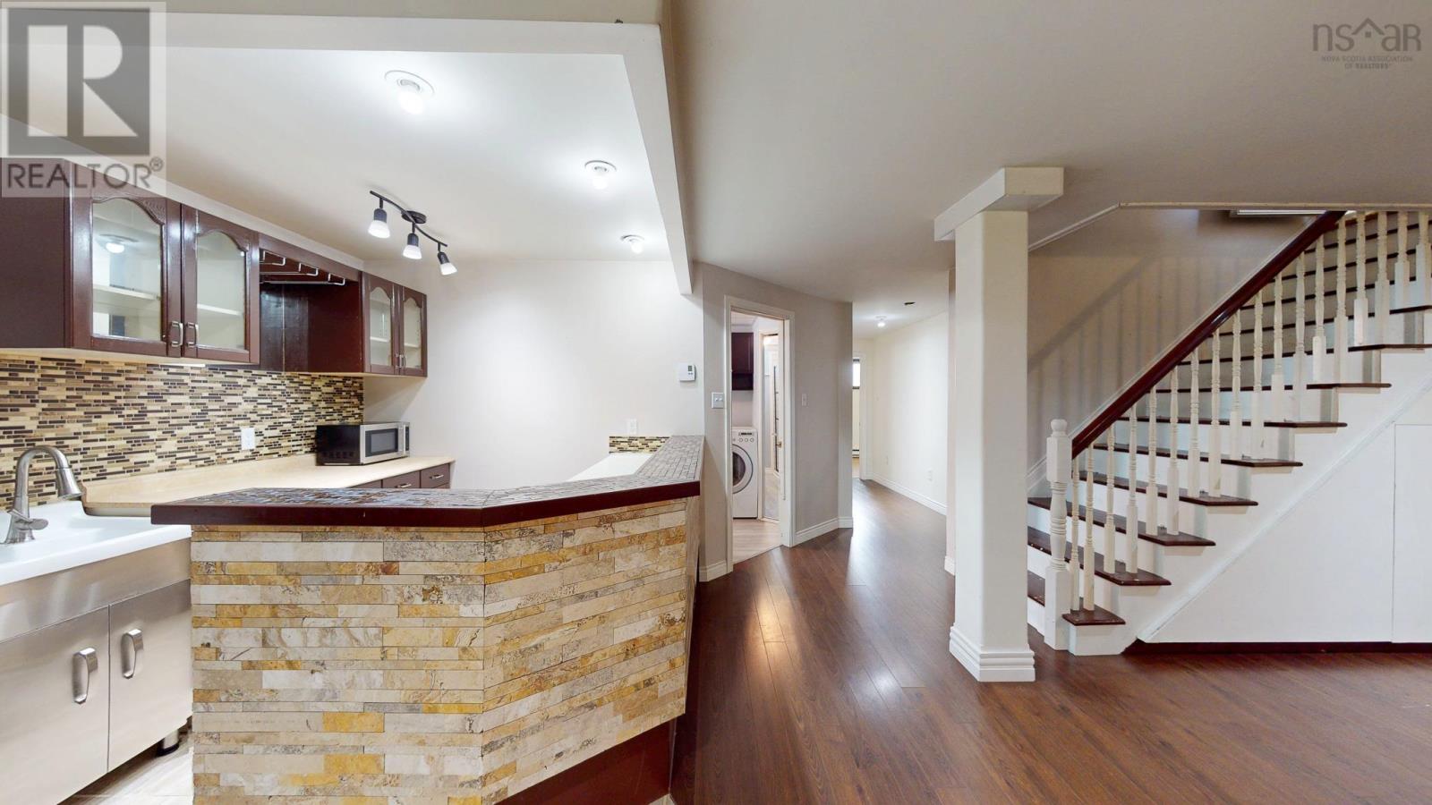 1045 Club Crescent - 35