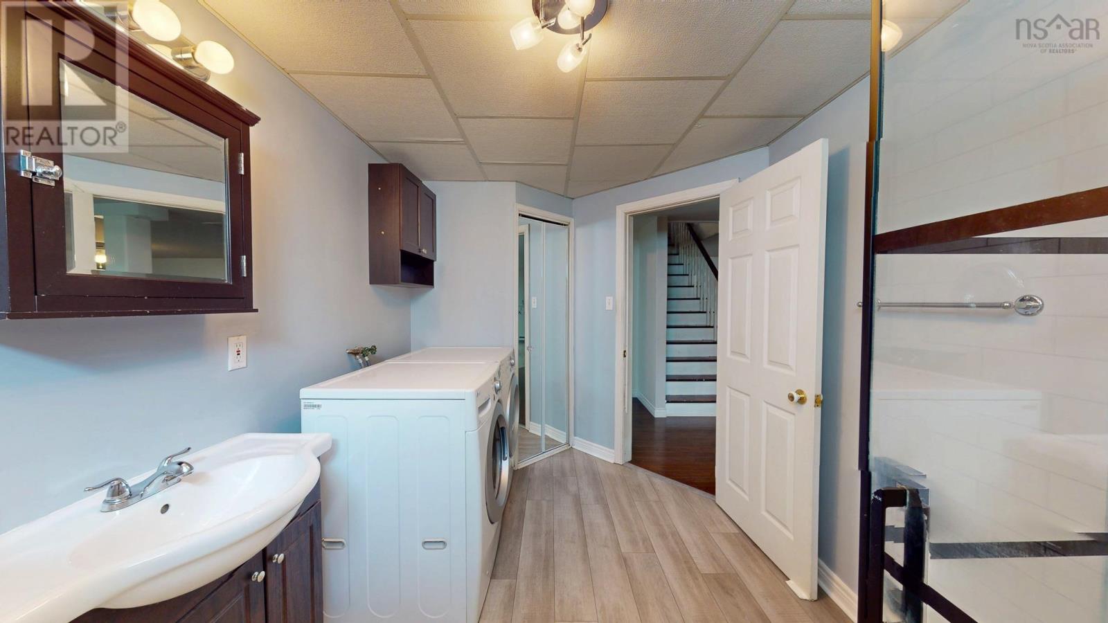 1045 Club Crescent - 38