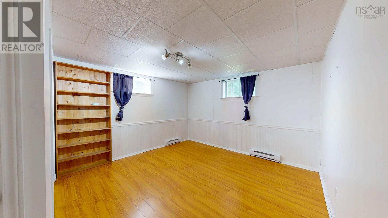 1045 Club Crescent - 40
