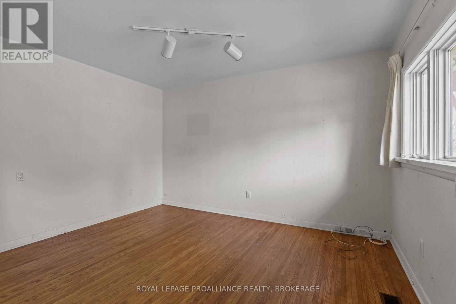 19 LAKELAND POINT DRIVE - 37