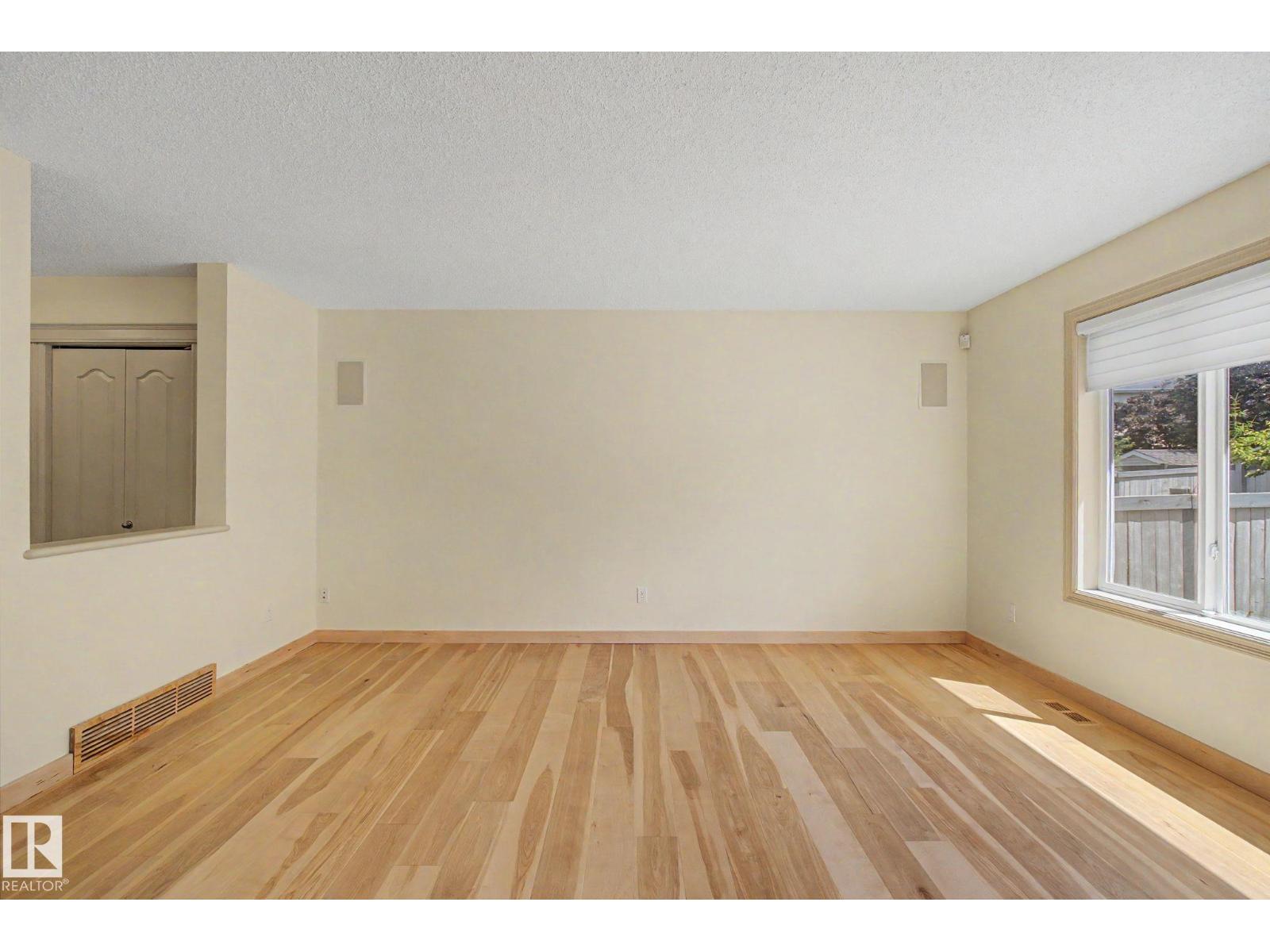 8311 11 AV SW - 12